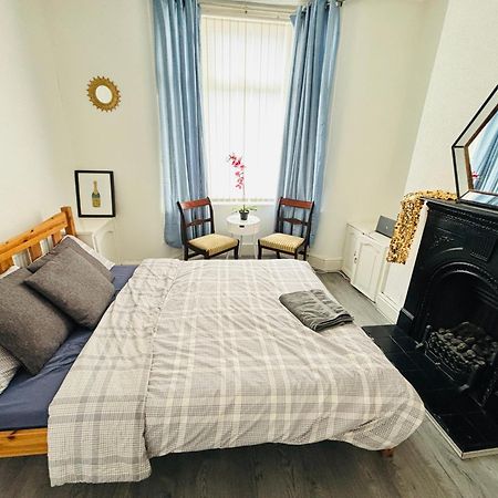 Entire 3 Bedroom House- Free Parking Liverpool Eksteriør billede
