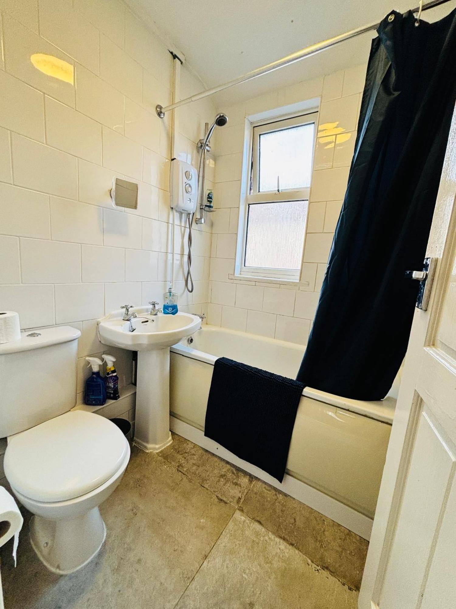 Entire 3 Bedroom House- Free Parking Liverpool Eksteriør billede